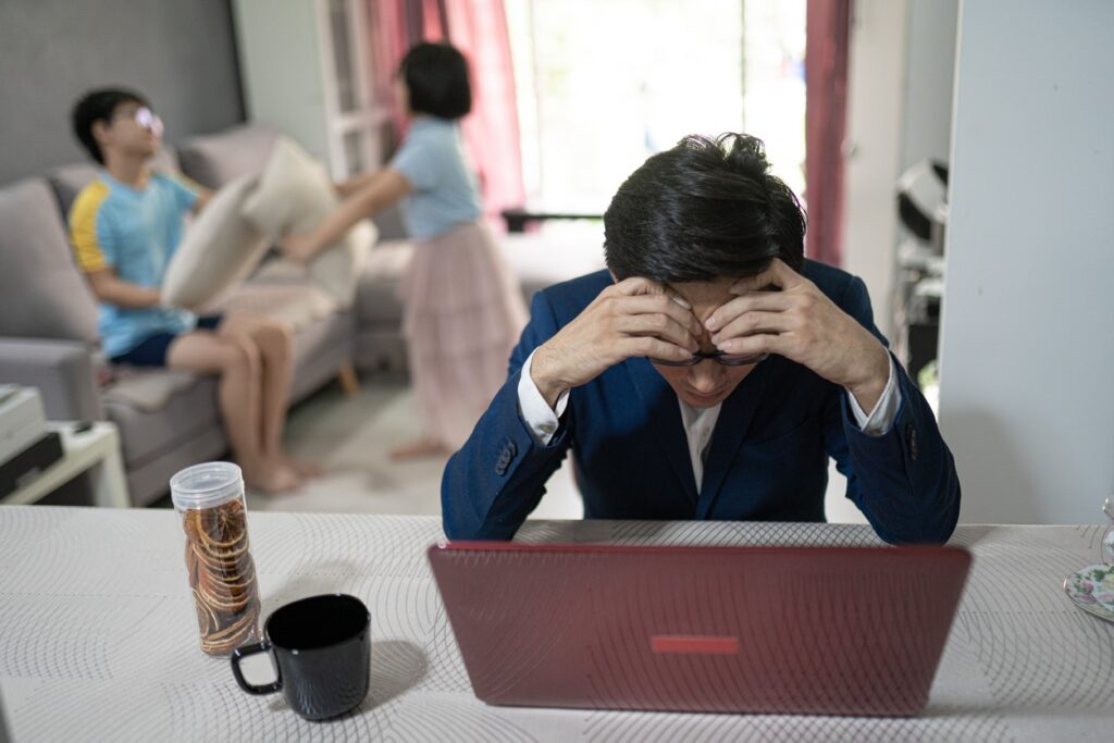 tired stressed dad Chinese